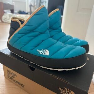 The North Face Thermoball Traction Booties Women’s size 6 - Kids 4-4.5